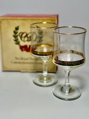 זוג כוסות מהחתונה המלכותית של דיאנה וצ'ארלס מ1981 בקופסא המקורית מעוטר הזהבה וכיתוב.