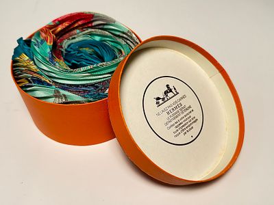 מטפחת במצב כחדש 100% משי של חברת HERMES מיוצר בצרפת בקופסא המקורית.