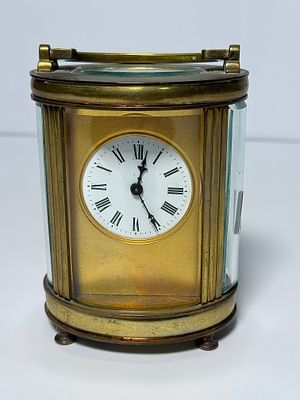 שעון מסעות צרפתי מכני ידני במצב עבודה עשוי ברונזה וזכוכית מלוטשת עם המפתח המקורי, לוח אמייל 