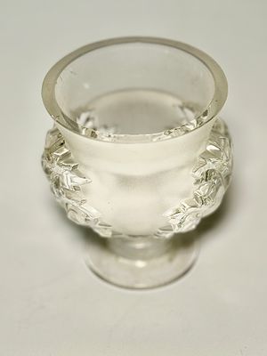 אגרטל קריסטל LALIQUE FRANCE חתום מעוטר תבליטים, צ'יפ קטן בחלק העליון. ראו בתמונות. גובה - 11.5 ס"מ