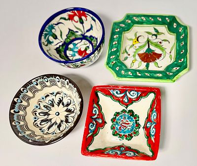 לוט 4 כלי קרמיקה ארמני חתומות מעוטרים ציורים מרשימים הכוללים: 2 צלוחיות מרובעות בגודל 17X17 ס"מ 