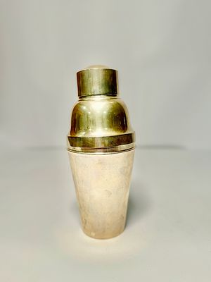 שייקר כסף 800 גרמני, חתום. גובה- 21 ס"מ, משקל - 306 גרם.