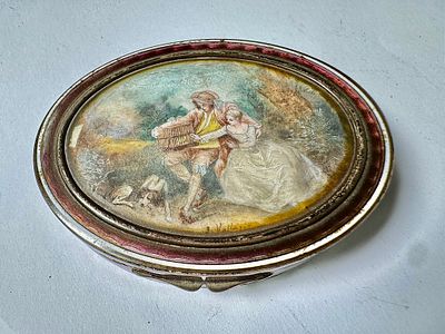 קופסת כסף 925 חתום מעוטר אמייל, מעט פגום ראו בתמונות. ציור יד בחלק העליון זוג אוהבים חתום. משקל 