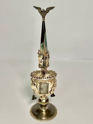 מגדל בשמים מכסף עתיק חתום מתוארך 1852 מעוטר תבליטים ותוספות, פריט ייחודי. משקל 260 גרם, גובה 