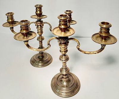 זוג פמוטי כסף עם תוספת ראשים 3 קנים עם בסיס מוכבד חתום אנגליה. גובה כולל תוספת- 26 ס"מ, רוחב- 