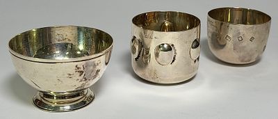 גביע כסף 800 איטלקי חתום עם תבליטים. משקל 83 גרם, גובה 5.5 ס"מ.