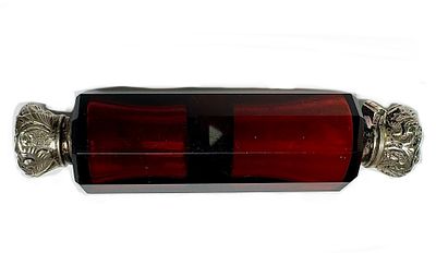 בקבוק הרחה מיוחד עם 2 פתחים וחוצץ בחלק המרכזי זכוכית אדומה ופקקי כסף מהמאה ה19, אורך 10 ס"מ.
