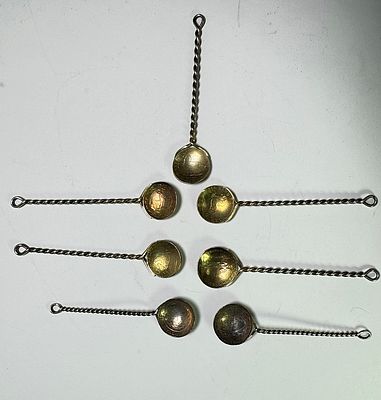 לוט 7 כפיות כסף הכוללות 5 כפיות תואמות עם מטבעות עתיקות ועוד 2 כפיות כסף קטנות יותר. אורך- 10 