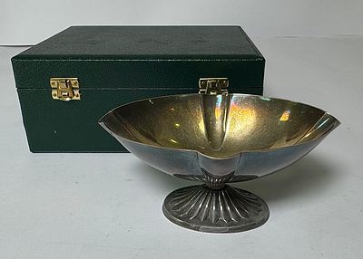 קערת כסף קטנה עם תוספת עץ במרכז חתום אנגלי בקופסת עור וקטיפה מקורית. שפילד 1988 משקל- 120 גרם 