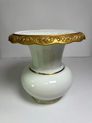 אגרטל פורצלן גדול ומרשים חברת ROSENTHAL חתום מעוטר הזהבה. גובה- 24.5 ס"מ, קוטר פתח עליון 23 ס"מ.