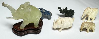 לוט 6 פסלים מחומרים טבעיים שונים הכוללים 5 דמויות פילים וקרנף אחד. ל 2 מהפסלים ישנו שבר בחדק 