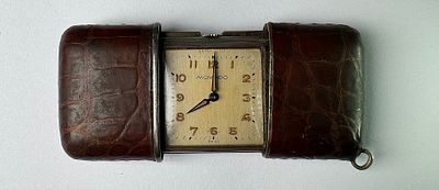 שעון נסיעות קטן של חברת MOVADO שוויצרי מנגנון מתיחה, במצב עבודה, כסף 935 חתום, עם כיסוי עור 