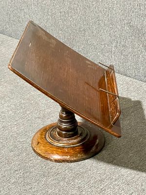 מעמד לספר עשוי עץ מאה 19 ויקטוריאני עם בסיס עגול עם ציר ברונבה לכיונון משטח נעץ נעליון - גובה 