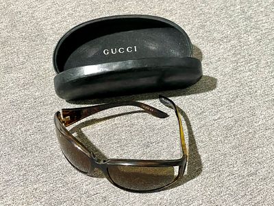 GUCCI משקפי שמש עם נרתיק מקורי מעט סימני שימוש - חסרונות כמה אבנים בלוגו ראו בצילומים