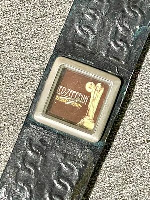 Led zeppelin שעון יד מההופעה בשנת 2005 
סימני שימוש בעיקר ברצועצ עור