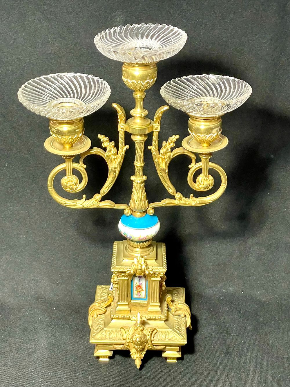 פמוט 3 קנים עתיק ברונזה מוזהבת ופורצלן עם ציורי יד - כנראה צרפתי - 
הפורצלן אופייני ל SEVRES 