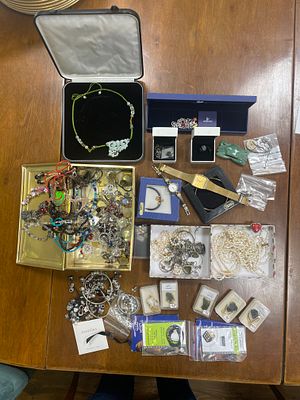 לוט גדול של תכשיטי אופנה תכשיטי כסף כולל פנדורה סוורובסקי פנינים ג׳ייד שעונים ועוד