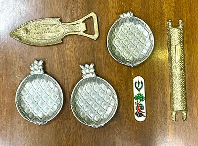 לוט 6 פריטים : 3 פריטי ישראליאנה מזוזה פותחן בצורת דג ופלח מעוטר באות ש׳ עם אמייל- 3 צלוחיות 