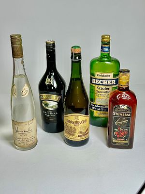 לוט 5 בקבוקי משקאות אלכוהולים שונים, כולם סגורים.