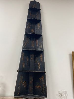 רהיט פינתי עם שישה מדפי עץ פינתיים עתיק מהמזרח הרחוק, עם ציורי עבודת יד דמויות לוחמים רבים 