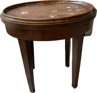 שולחן עץ קטן מעוטר עץ שורש בחלק העליון, גובה- 51 ס״מ, גודל משטח עליון- 50x35 ס״מ.