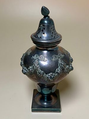 כלי כסף לאבקת סוכר חתום SILVER MOUNTS עם חותמת של מנורה, מעוטר עבודת תבליטים מיוחדת ואיכותית 