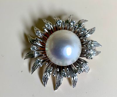 סיכת זהב 14K חתומה עם פנינה מובי כבושון קוטר 16.5 מ"מ עם זריקת צבע בגוון ורוד , משובץ 12 