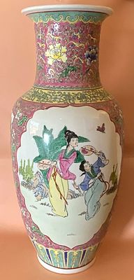 אגרטל פורצלן מיוצר במקאוי ציורים עבודת יד מעוטר צמד נערות פרחים ועלים גובה: 47 ס''מ