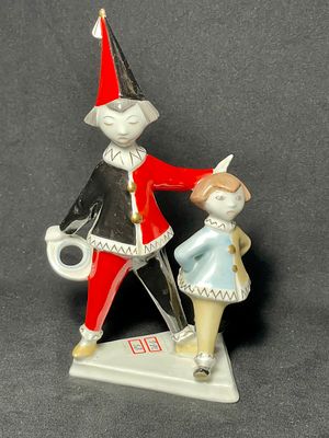 HOLLOHAZA KEZZEL FESTETT פיגורת פורצלן ישנה חתומה גובה 22 ס"מ