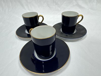 סט לקפה פורצלן ל3 אנשים עם קובלט ומעוטר הזהבה, . גובה הספל 5 ס"מ, קוטר הצלוחית 10 ס"מ.