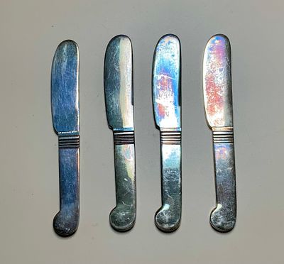 סט ארבעה סכיני חמאה ציפוי כסף , CHRISTOFLE צרפת חתום , משקל 83 גרם .