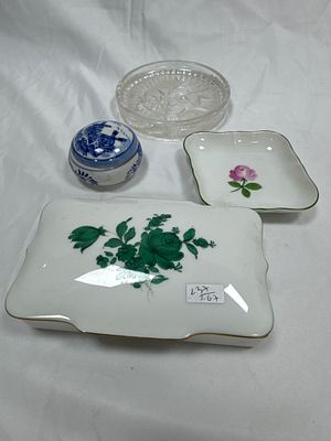 לוט 4 פריטים הכוללים: תחתית קריסטל מעוצבת בקוטר 11 ס"מ, קופסת פורצלן DELFT. גובה כולל מכסה- 3.5 