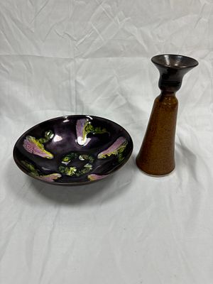 לוט 2 כלים: קערת מתכת ציור עבודת יד, חתום ע"י האמן. קוטר- 18 ס"מ. גובה- 4.5 ס"מ ופמוט בודד 