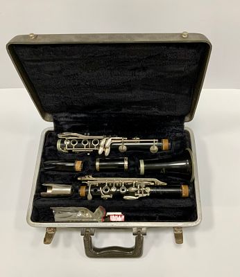 קלרינט מקצועי בקופסא המקורית עם כל החלקים, אמריקאי, חברת NORMANDY, חתום, גודל הקופסה 35X24X11 ס"מ