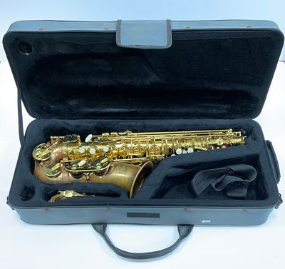 סקסופון בצבע זהב, עם כפתורים מאם הפנינה, יפני, חברת J.MISHAEL, חתום, עם התיק נסיעה המקורי אך 