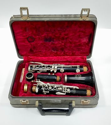 קלרינט מקצועי בקופסא המקורית עם כל החלקים, אמריקאי, חברת BUNDY, חתום, גודל הקופסה 34X20X9.5 ס"מ