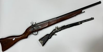לוט שני רפליקות רובים בסגנון עתיק, אחד מעץ ומתכת אורך 96 ס"מ והשני מחומר יצוק אורך 53 ס"מ ויש 