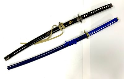 זוג קטאנות לתצוגה מודרני , לא מושחז חתום MAMO אחד שחור עם הקדשה גודל כולל נדן 104 ס"מ והשני 