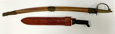 לוט שני סכינים הכוללים: מצ'טה קולומבינית חתומה ידית פסטיק ונדן עור עבודת יד אורך 57 ס"מ, חרב 