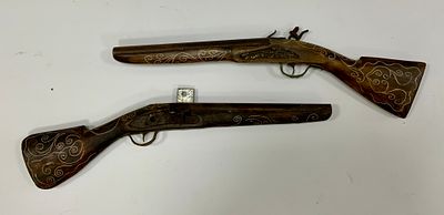 לוט שני אקדחים בסגנון עתיק עץ ומתכת עבודת תבליטים אורך 52 ס"מ כל אחד