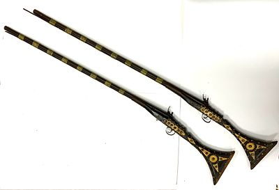 זוג רובים ארוכים בסגנון עתיק מתכת ועץ מעוטר עבודת ניטים ישנם מעט פגמים ראו בתמונות -אורך 136.5 