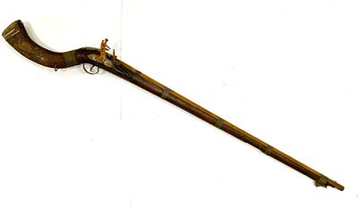 רובה ארוך עתיק מתכת ועץ חלוד זקוק לרסטורציה , הדק לא עובד מעוטר תבליטי מתכת בעבודת יד אורך 140 