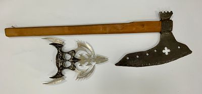 לוט כלי נשק הכוללים: גרזן עץ ומתכת לא מושחז אורך 79 ס"מ, דאגר מודרני עם מנגנון לחיצה לא תקין 