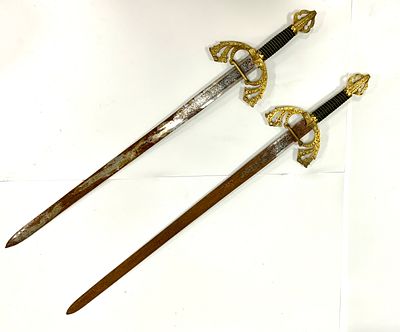 זוג חרבות מתכת וידית עור מעוטרי תבליטים חלודים זקוקים לניקוי גובה 106 ס"מ ו -104.5 ס"מ