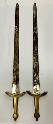 זוג חרבות ברונזה ומתכת עם עבודת חריטות בלהב וחלודה גובה 93 ס"מ
