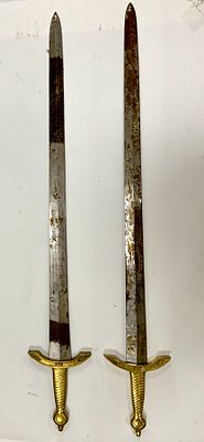 זוג חרבות ברונזה ומתכת עם עבודת חריטות בלהב וחלודה גובה 93 ס"מ