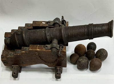 תותח לנוי ללא חור הצתה מעוטר תבליטים בסיס עץ במצב טוב מאוד גדול וכבד, שבעה פגזים 4 גדולים קוטר 