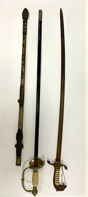 לוט שתי חרבות ונדן נוסף הכוללים : חרב ספרדית עם נדן תואם מתכת אורך כולל נדן 88 ס"מ , חרב מתכת 