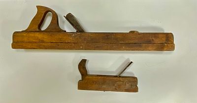 לוט 2 מקצועים עתיקים גדול וקטן זקוקים לטיפול , הגדול חתום 64 ס"מ עובי 8 ס"מ גובה כולל ידית 18 