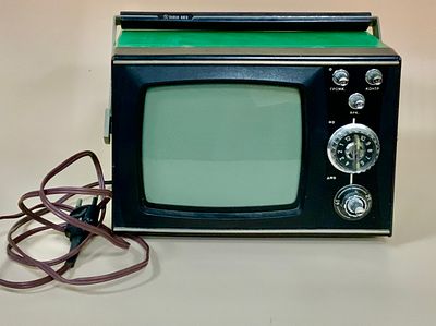 טלויזיה מתחילת המאה הקודמת, מברית המועצות לא ידוע מצב עבודה , גודל 24X22 ס"מ גובה כולל ידית 18 